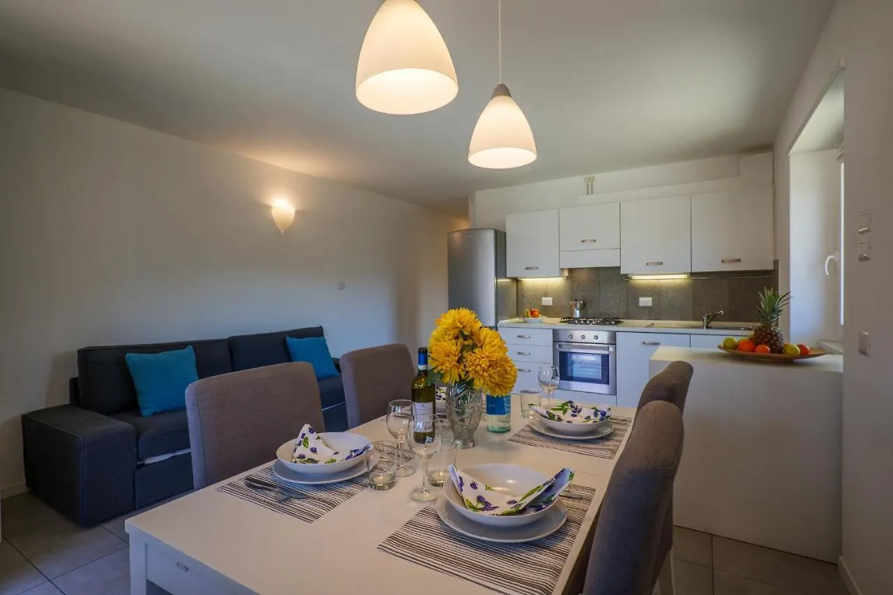 Aparthotel Residence Girasole Casa Rossa B Colico Italien